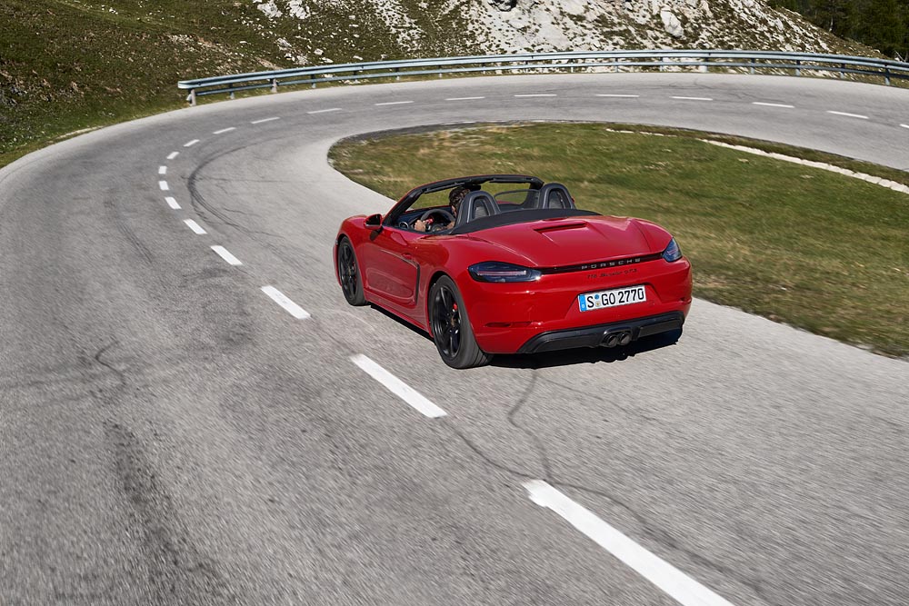 Porsche breidt het programma van de 718 Boxster en Cayman uit met de GTS-versie de 35 pk extra levert.