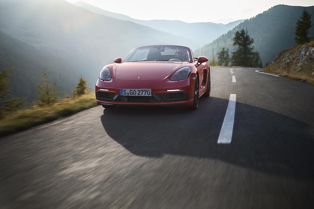 Porsche breidt het programma van de 718 Boxster en Cayman uit met de GTS-versie de 35 pk extra levert.