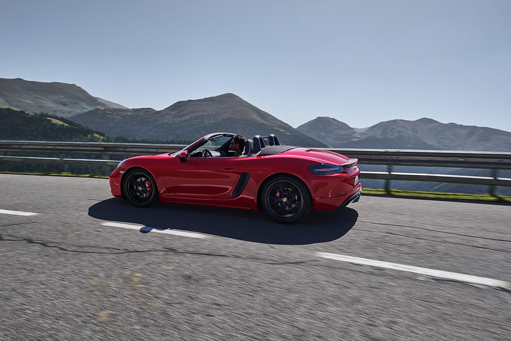 Porsche breidt het programma van de 718 Boxster en Cayman uit met de GTS-versie de 35 pk extra levert.