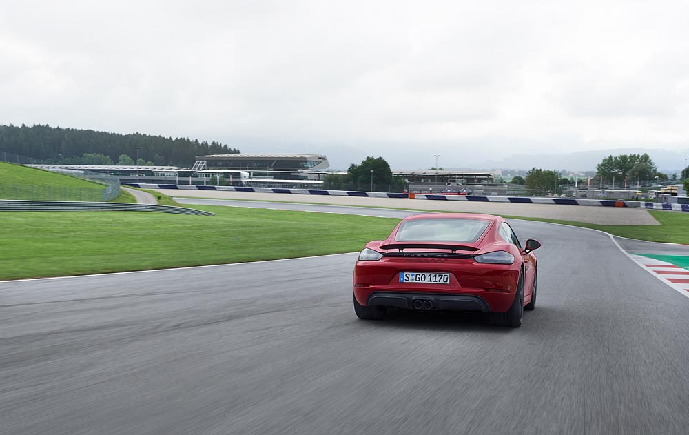 Porsche breidt het programma van de 718 Boxster en Cayman uit met de GTS-versie de 35 pk extra levert.