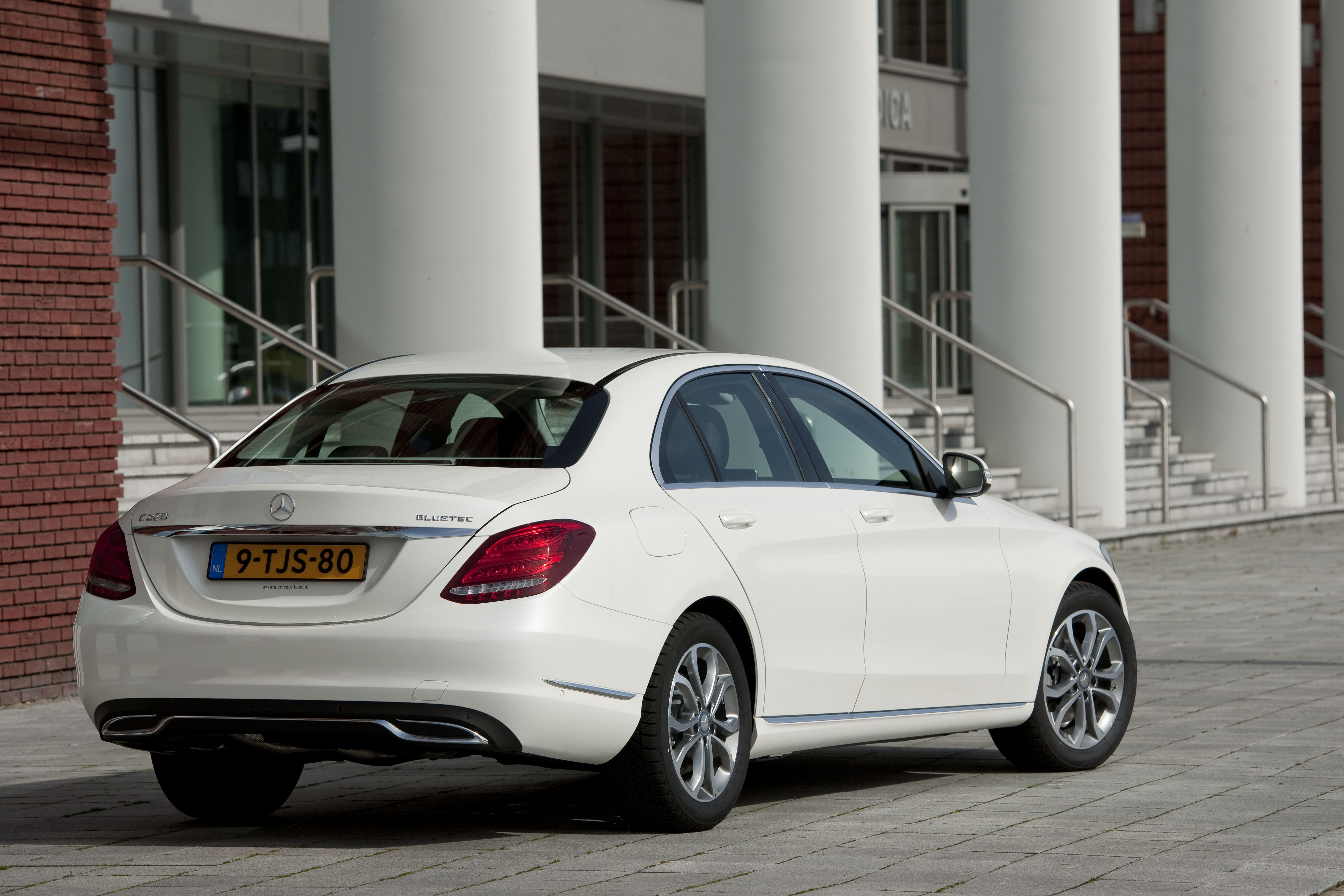 Modeljaar 2016 van de Mercedes C-Klasse verwelkomt de C 160 en C 300 viercilinders in het gamma.