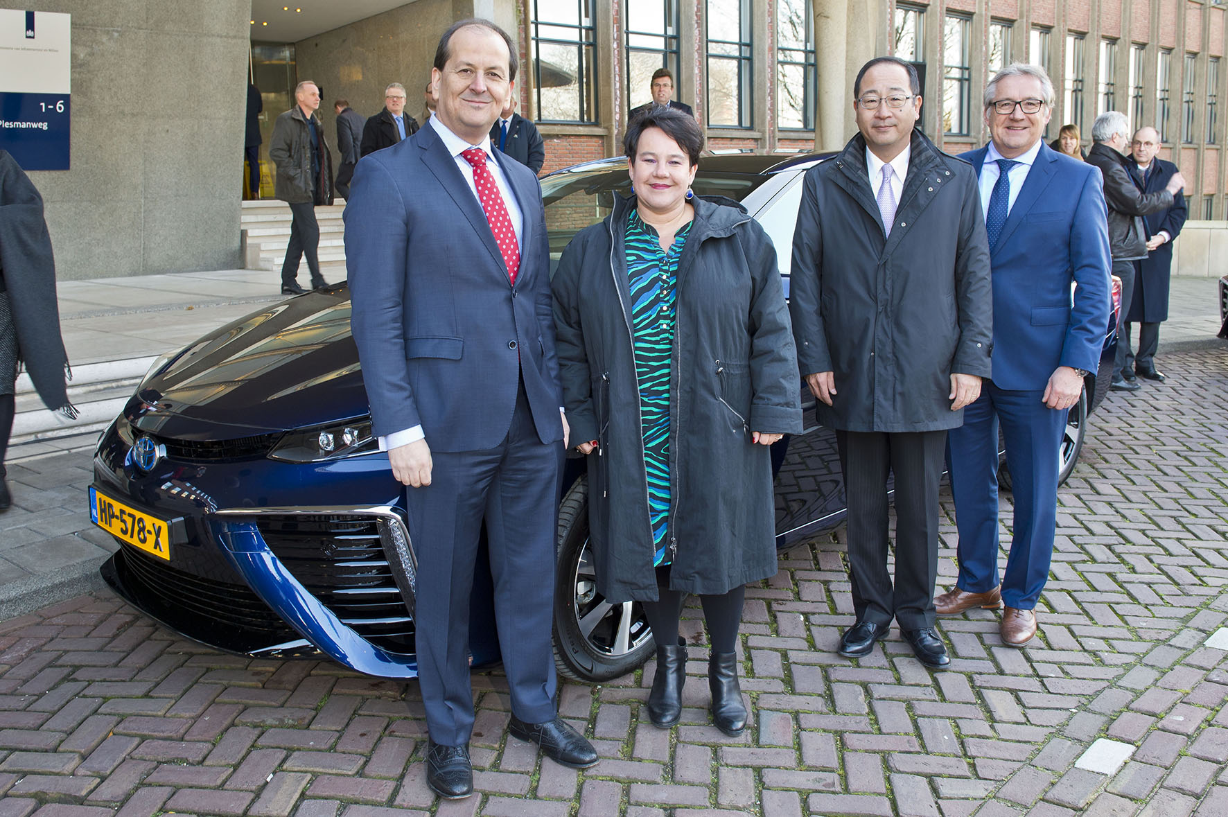 Nederland breidt het netwerk waterstoftankstations de komende jaren flink uit. Waterstofauto's kunnen in 2018 bij 16 tankstations tanken. In 2020 telt ons land twintig waterstoftankstations.