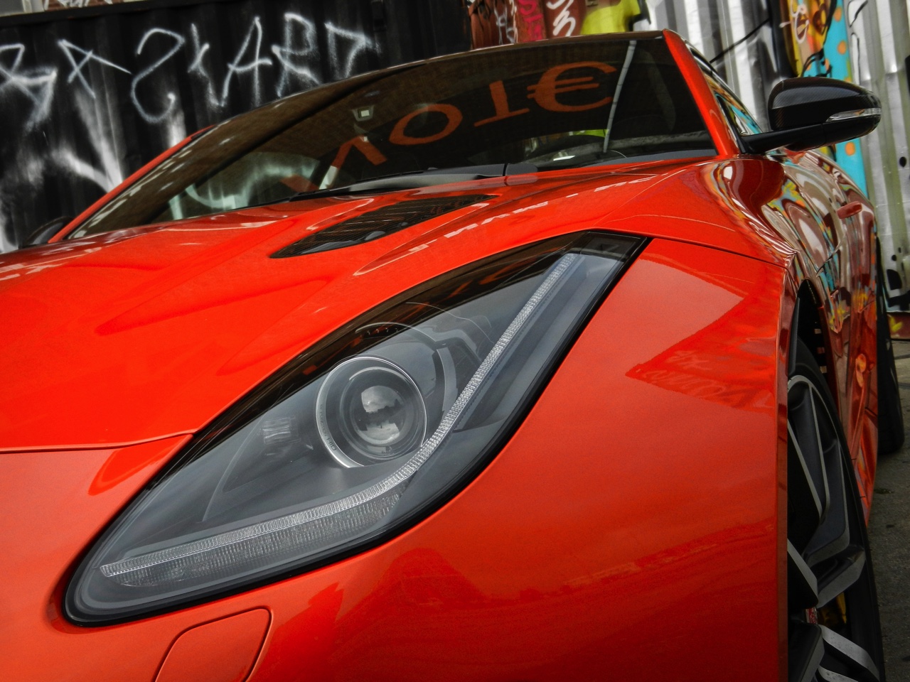 Ben je handig met computers en wil je in de driver seat plaatsnemen? Of wil je 1.500 euro verdienen? Onze uitgever Blackorange is op zoek naar een front-end developer en UX/UI-designer.