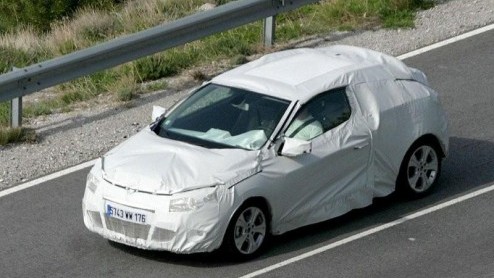 De nieuwe Mgane is onderweg en staat gepland voor het einde van het jaar, dus daar zijn de verwachtingen weer hooggespannen van. Onze spionage- fotograaf spotte opnieuw de derde generatie Mgane in l