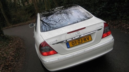 Mercedes heeft deze maand de nieuwe E-Klasse officieel voorgesteld. Vlak daarvoor reden wij met een bijzonder vooruitstrevend exemplaar van de huidige generatie, namelijk de E300 BlueTEC. Door een gea
