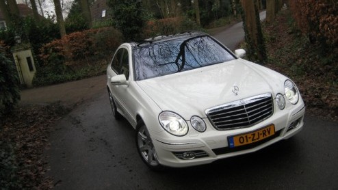 Mercedes heeft deze maand de nieuwe E-Klasse officieel voorgesteld. Vlak daarvoor reden wij met een bijzonder vooruitstrevend exemplaar van de huidige generatie, namelijk de E300 BlueTEC. Door een gea