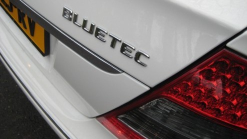 Mercedes heeft deze maand de nieuwe E-Klasse officieel voorgesteld. Vlak daarvoor reden wij met een bijzonder vooruitstrevend exemplaar van de huidige generatie, namelijk de E300 BlueTEC. Door een gea
