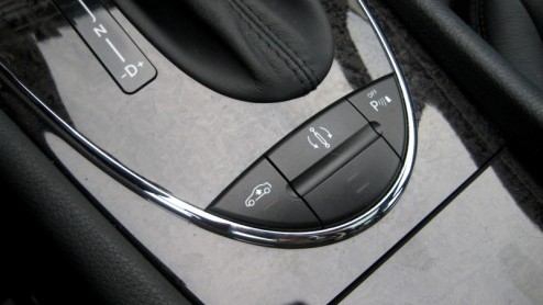 Mercedes heeft deze maand de nieuwe E-Klasse officieel voorgesteld. Vlak daarvoor reden wij met een bijzonder vooruitstrevend exemplaar van de huidige generatie, namelijk de E300 BlueTEC. Door een gea