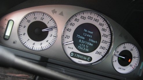 Mercedes heeft deze maand de nieuwe E-Klasse officieel voorgesteld. Vlak daarvoor reden wij met een bijzonder vooruitstrevend exemplaar van de huidige generatie, namelijk de E300 BlueTEC. Door een gea
