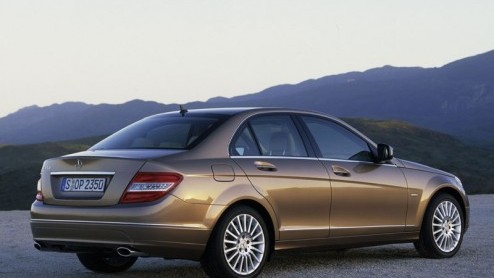 En daar is hij dan, de Benz C-Klasse. We wisten natuurlijk al hoe hij er uit zag, maar nu is er ook wat meer info beschikbaar.