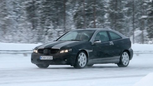 Mercedes heeft onlangs de opvolger van een van zijn belangrijkste modellen aan de wereld laten zien. Mercedes kennende krijgen we ook van deze C-Klasse weer een hoop uitvoeringen, getuige de fotos.