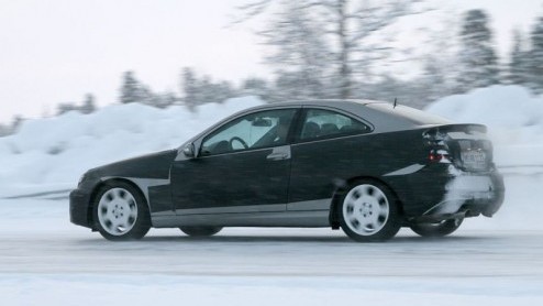 Mercedes heeft onlangs de opvolger van een van zijn belangrijkste modellen aan de wereld laten zien. Mercedes kennende krijgen we ook van deze C-Klasse weer een hoop uitvoeringen, getuige de fotos.