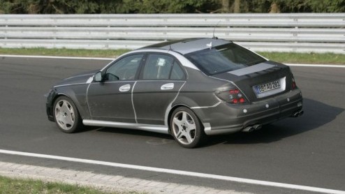 De gloednieuwe C-Klasse is nog maar net aan het publiek voorgesteld en Mercedes is al bezig met het topmodel van deze serie.