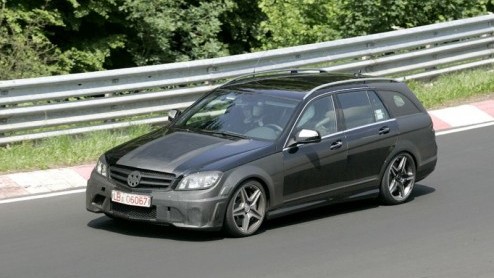 Ben je je schamele 367 pk ook zo zat? Dan heb ik goed nieuws voor je. Mercedes stopt de bekende 6.3 liter V8 nu ook in de C Estate. Dat wordt nog sneller boodschappen doen!