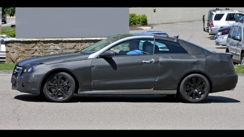 Het is lang stil geweest rondom de CLK. Geen wonder, Mercedes timmert flink aan de weg met facelifts en nieuwe modellen. Vandaag komt de CLK dus weer in beeld. Hij zal zijn basis delen met de C-Klasse