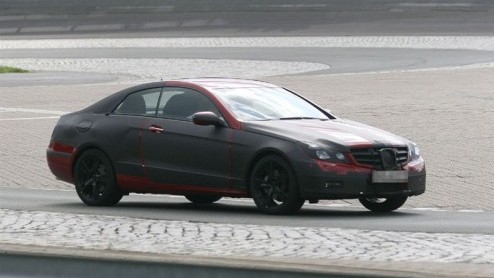 De nieuwe Mercedes CLK belooft te groeien in alle opzichten. Meer centimeters, en meer elegantie, bijvoorbeeld. De nieuwkomer is gebaseerd op de C-Klasse, maar wordt uiteraard wel op smaak van een cou