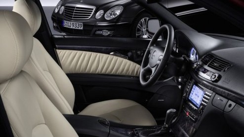Mercedes heeft zijn E-Klasse na 4 jaar een facelift gegeven. In totaal zijn er een kleine 2000 onderdelen vernieuwd of doorontwikkeld. Uiterlijk zijn de veranderingen miniem gebleven.