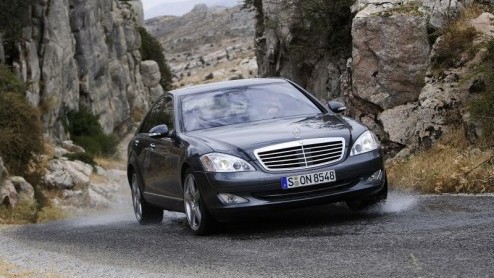 Mercedes voegt vier nieuwe modellen toen aan het programma van de S-Klasse. Het gaat om twee uitvoeringen van de 320 CDI en twee uitvoeringen van de 420 CDI. Er komen dus twee nieuwe dieselmotoren bij