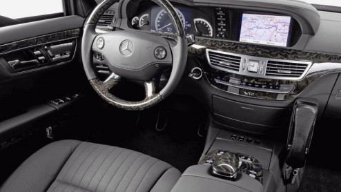 Een flinke limousine nodig maar aan een Maybach niet genoeg? Misschien is de Mercedes S600 Pullman een optie. Dit vlaggenschip is met 6.35 meter lengte langer dan een Maybach 62, en met de vergaande G