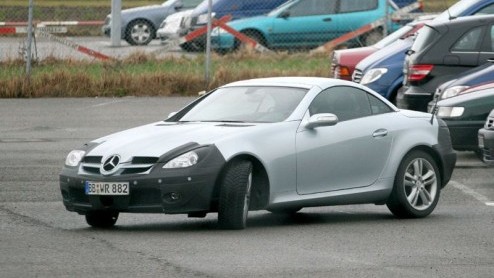We blijven nog even bij Mercedes, want de heren hebben naast de nieuwe SportCoup ook nog een facelift voor die andere kleine CabrioCoup in de planning staan, de SLK. Groot zullen de ingrepen niet wo