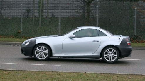 We blijven nog even bij Mercedes, want de heren hebben naast de nieuwe SportCoup ook nog een facelift voor die andere kleine CabrioCoup in de planning staan, de SLK. Groot zullen de ingrepen niet wo
