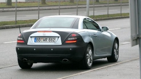 We blijven nog even bij Mercedes, want de heren hebben naast de nieuwe SportCoup ook nog een facelift voor die andere kleine CabrioCoup in de planning staan, de SLK. Groot zullen de ingrepen niet wo
