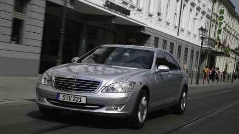 Een tweetal maanden geleden lieten we je weten dat de E-Klasse ook als Guard uitvoering leverbaar is. Maar aangezien er altijd baas boven baas is, en in dit geval misschien letterlijk, heeft Mercedes