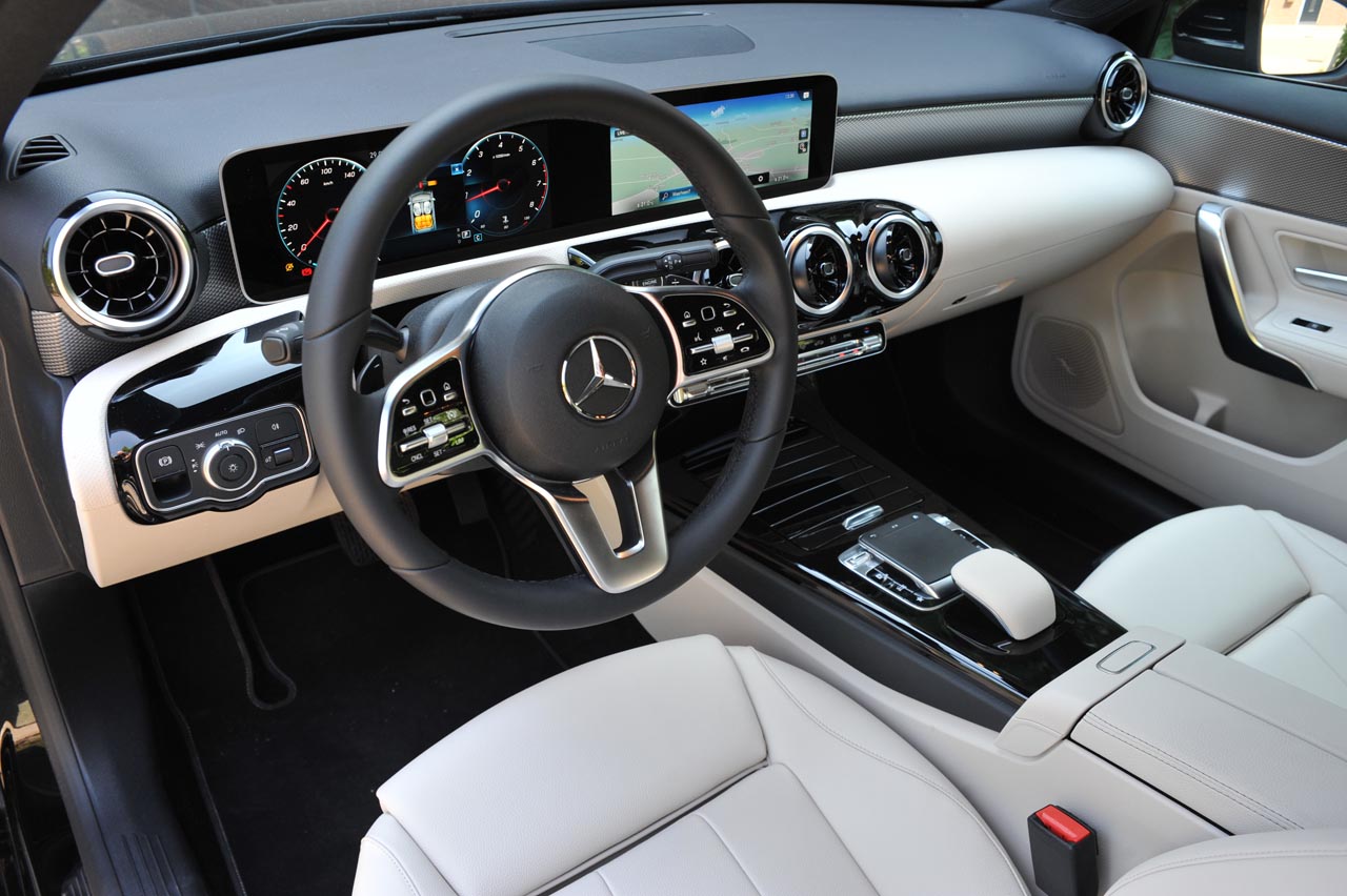 Mercedes zet met de vierde generatie A-klasse een flinke stap verder onder meer door grotere afmetingen, nieuwe techniek en een bijzonder dashboard. Dat bewijste en test.