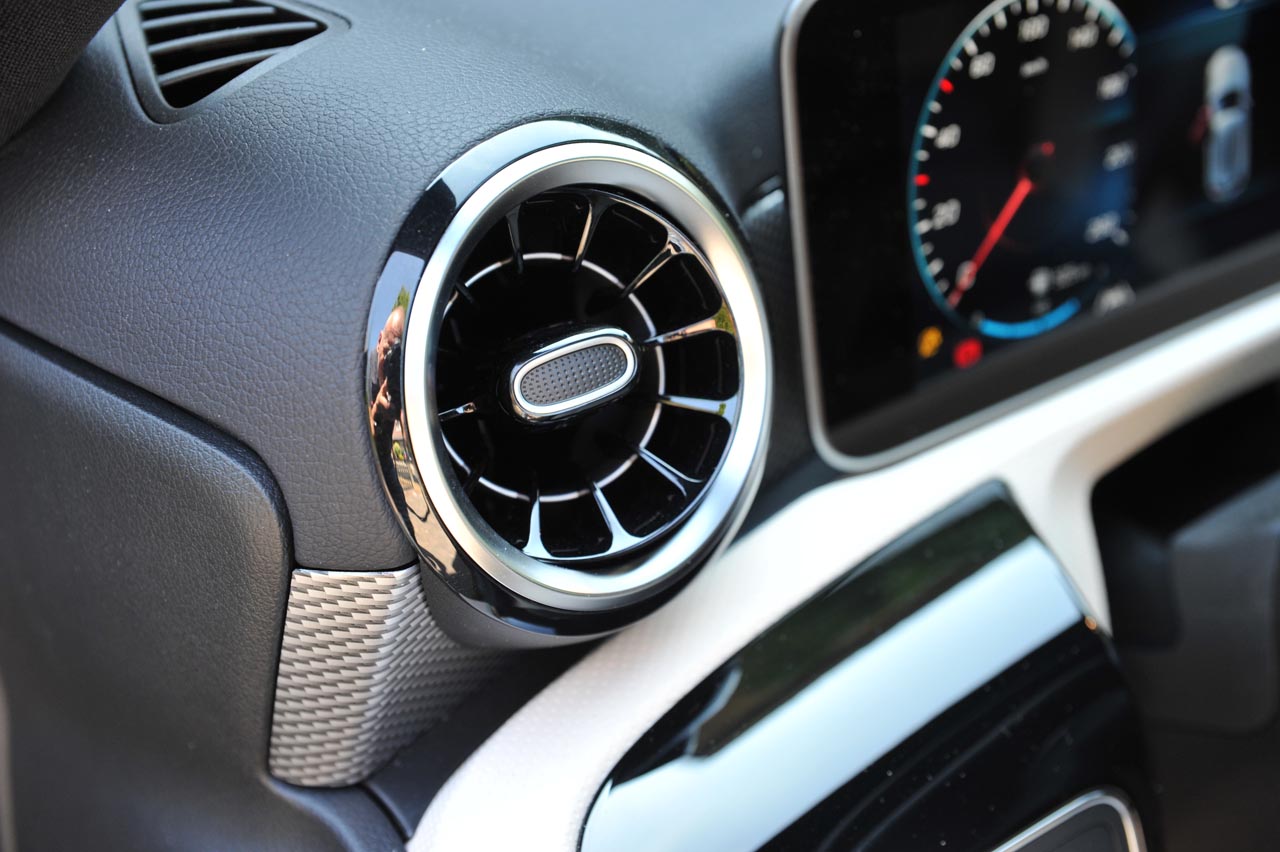 Mercedes zet met de vierde generatie A-klasse een flinke stap verder onder meer door grotere afmetingen, nieuwe techniek en een bijzonder dashboard. Dat bewijste en test.