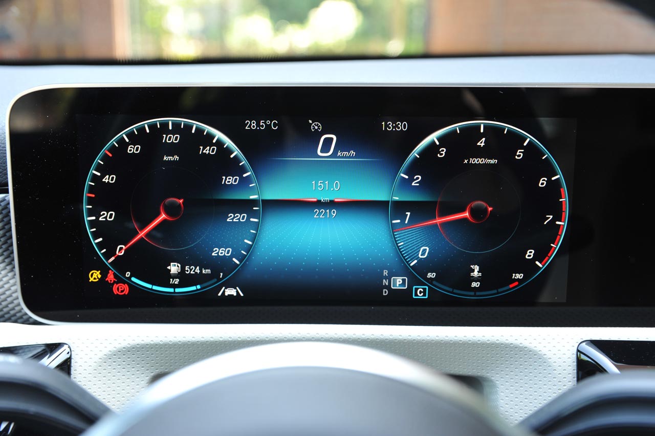 Mercedes zet met de vierde generatie A-klasse een flinke stap verder onder meer door grotere afmetingen, nieuwe techniek en een bijzonder dashboard. Dat bewijste en test.