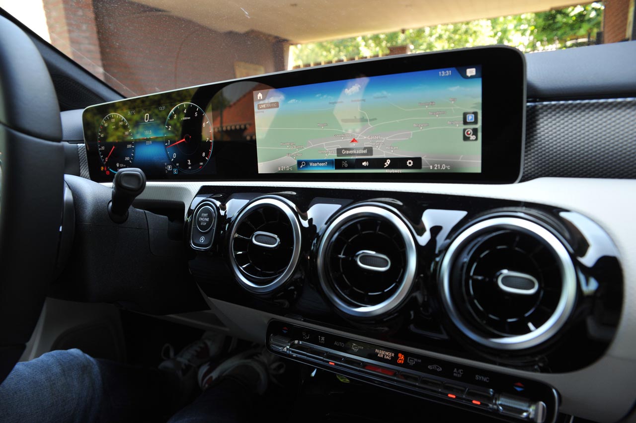 Mercedes zet met de vierde generatie A-klasse een flinke stap verder onder meer door grotere afmetingen, nieuwe techniek en een bijzonder dashboard. Dat bewijste en test.