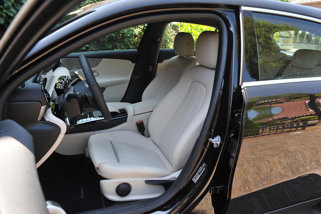 Mercedes zet met de vierde generatie A-klasse een flinke stap verder onder meer door grotere afmetingen, nieuwe techniek en een bijzonder dashboard. Dat bewijste en test.