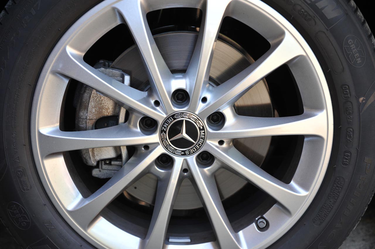 Mercedes zet met de vierde generatie A-klasse een flinke stap verder onder meer door grotere afmetingen, nieuwe techniek en een bijzonder dashboard. Dat bewijste en test.