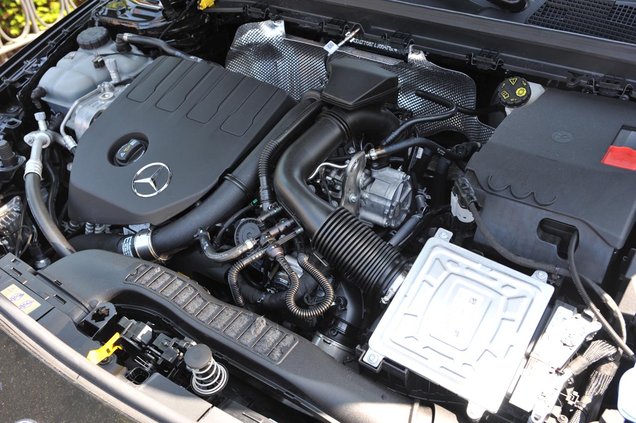 Mercedes zet met de vierde generatie A-klasse een flinke stap verder onder meer door grotere afmetingen, nieuwe techniek en een bijzonder dashboard. Dat bewijste en test.