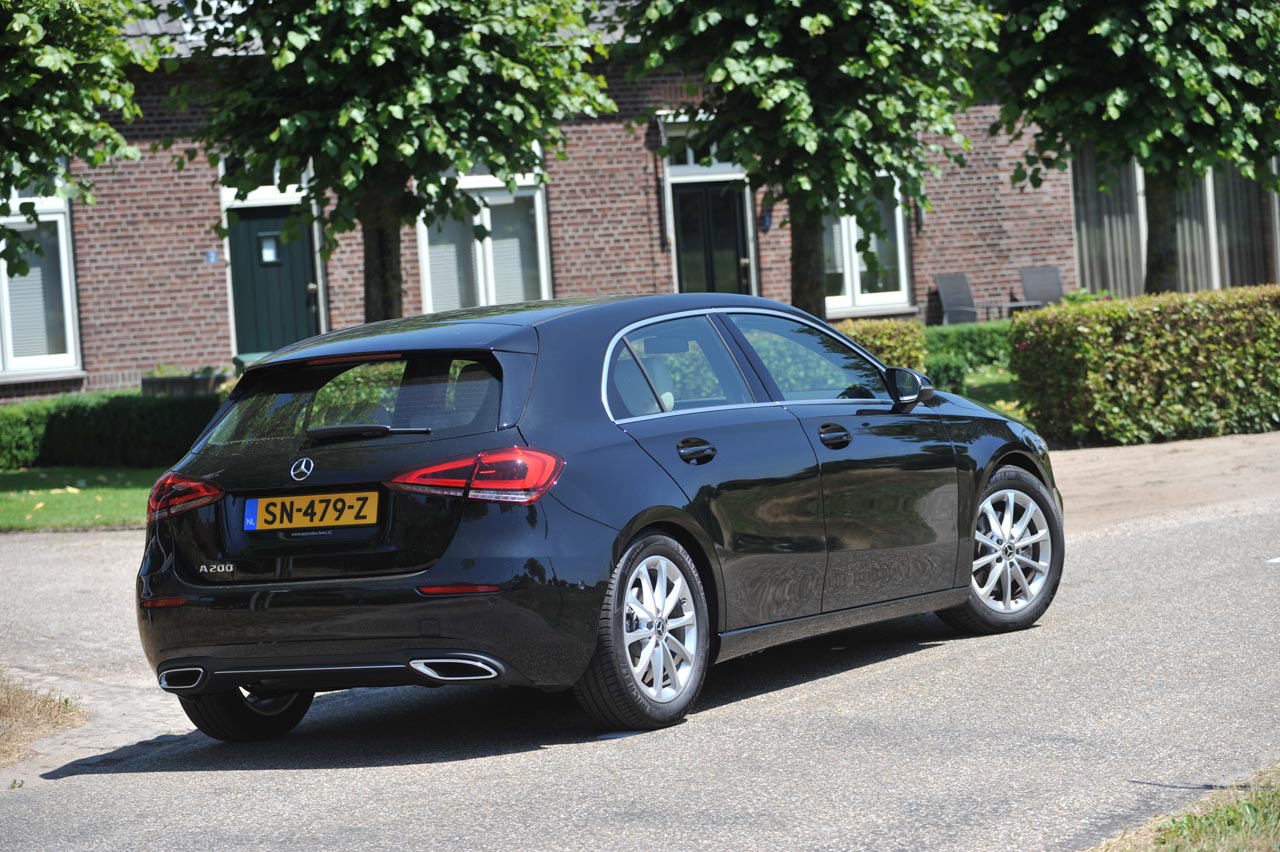 Mercedes zet met de vierde generatie A-klasse een flinke stap verder onder meer door grotere afmetingen, nieuwe techniek en een bijzonder dashboard. Dat bewijste en test.