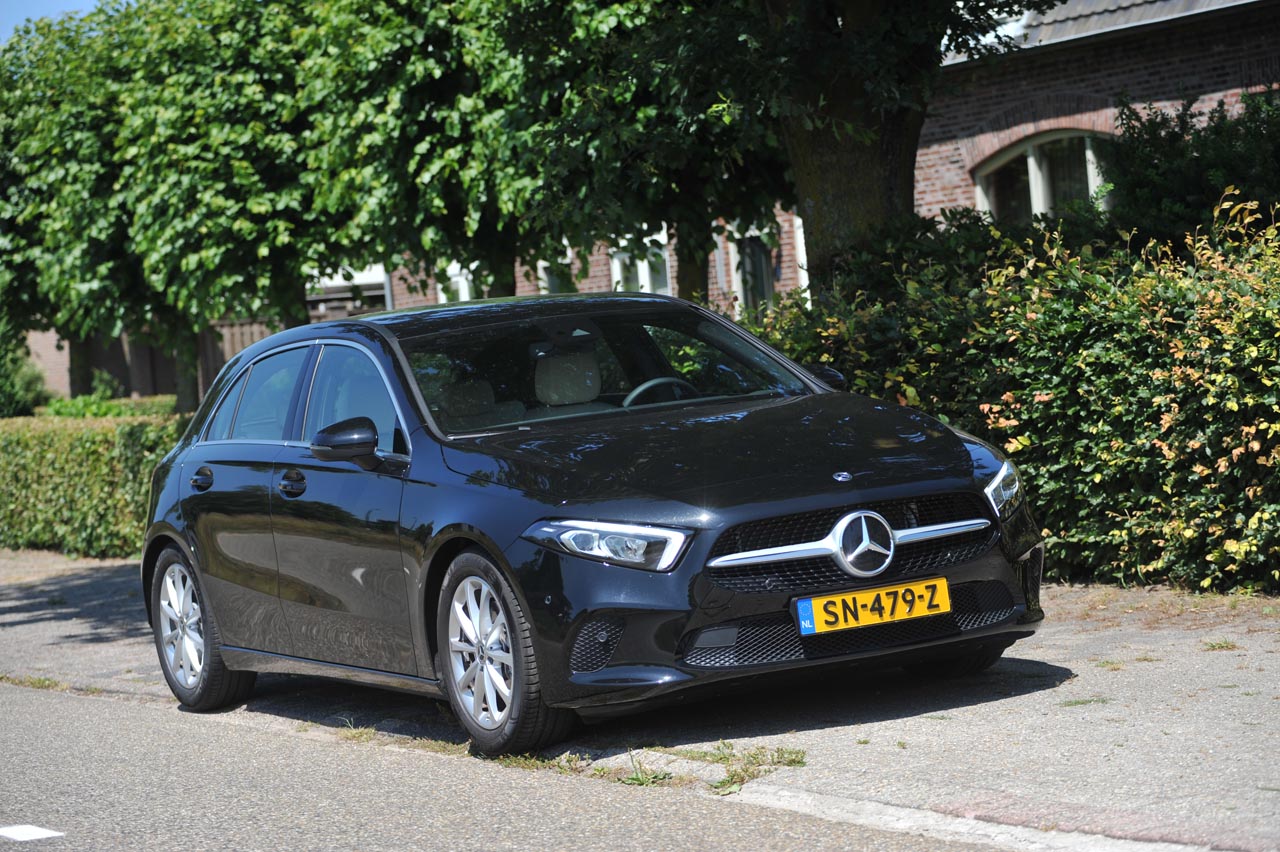 Mercedes zet met de vierde generatie A-klasse een flinke stap verder onder meer door grotere afmetingen, nieuwe techniek en een bijzonder dashboard. Dat bewijste en test.