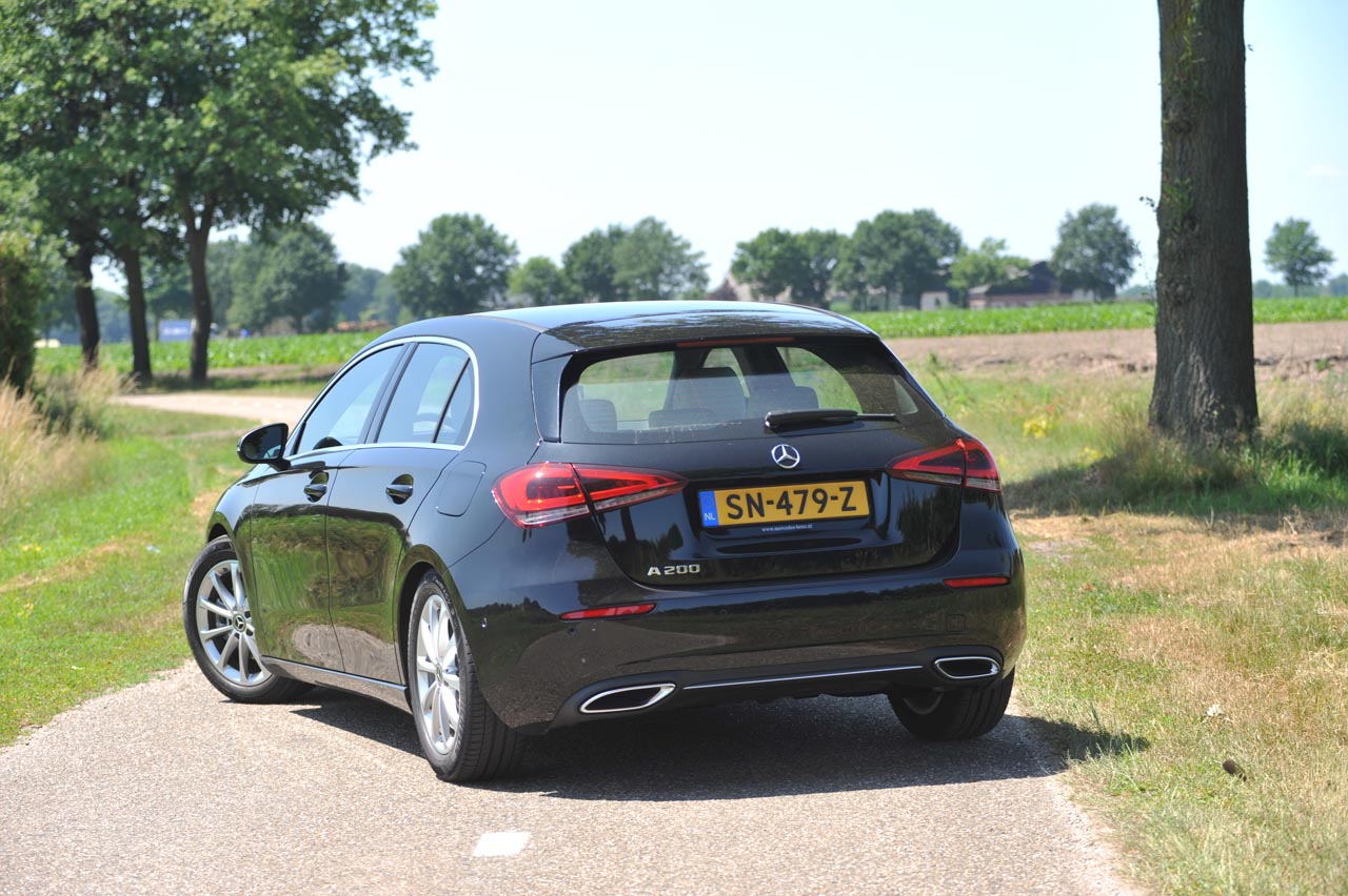Mercedes zet met de vierde generatie A-klasse een flinke stap verder onder meer door grotere afmetingen, nieuwe techniek en een bijzonder dashboard. Dat bewijste en test.