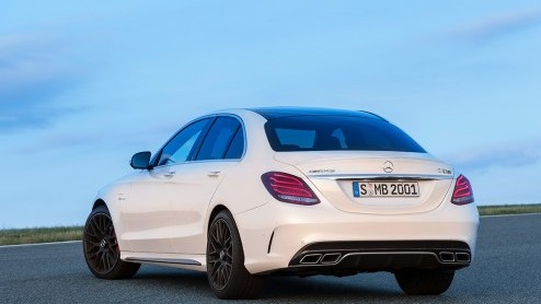 Mercedes-Benz heeft de C63 AMG sedan en Estate onthuld. De aanduiding 63 heeft weinig meer gemeen met de krachtbron in de neus.