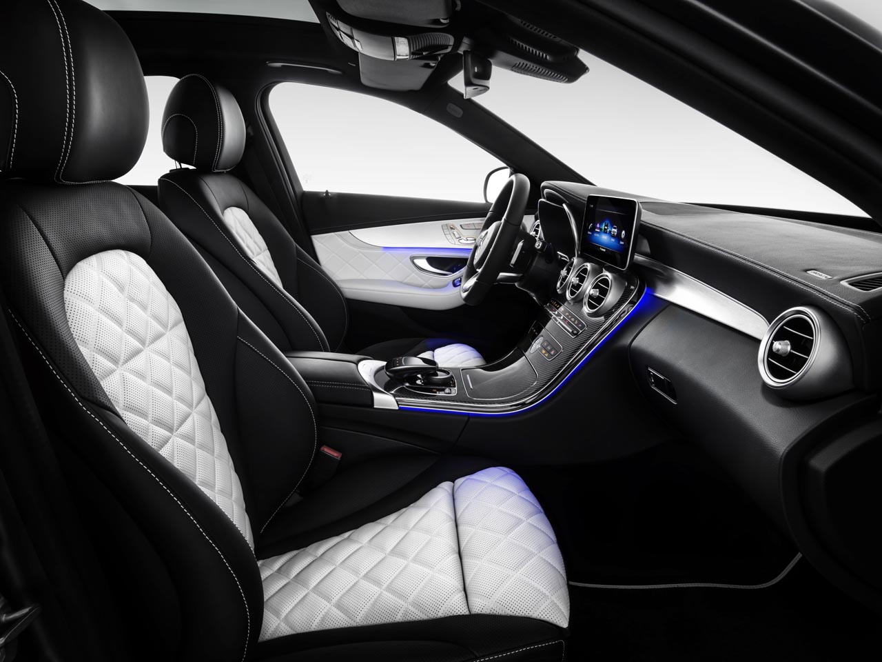 Mercedes geeft de C-klasse een bescheiden facelift, maar introduceert uiterst zuinige, nieuwe motoren