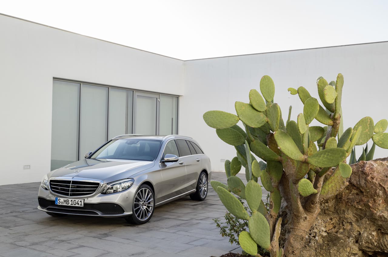 Mercedes laat de facelift van de C-klasse in Genve zien.