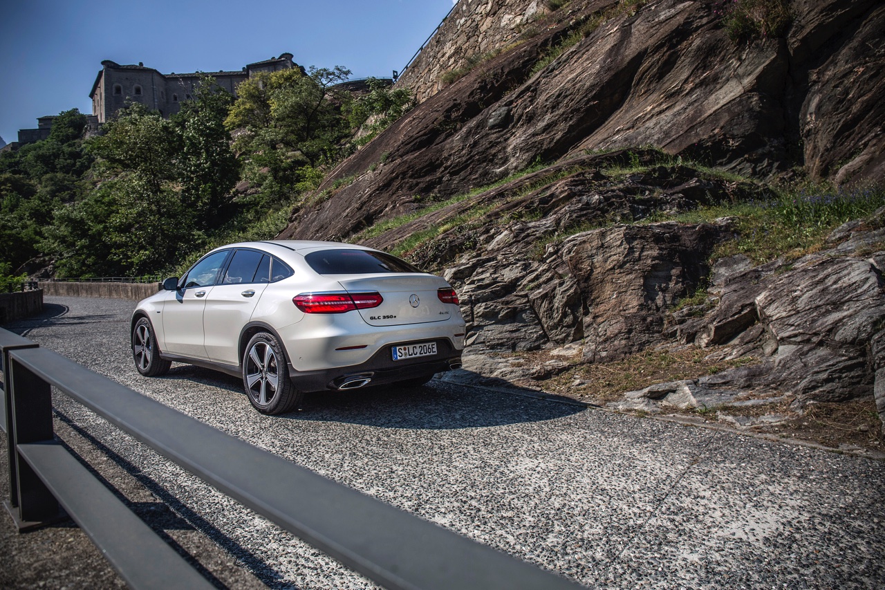 Autotest Mercedes GLC Coup, de sportiever ogende en dynamischer rijdende versie van de GLC SUV. We rijden de eerste kilometers met de GLC 250d, 350d en GLC 350e plug-in hybride.
