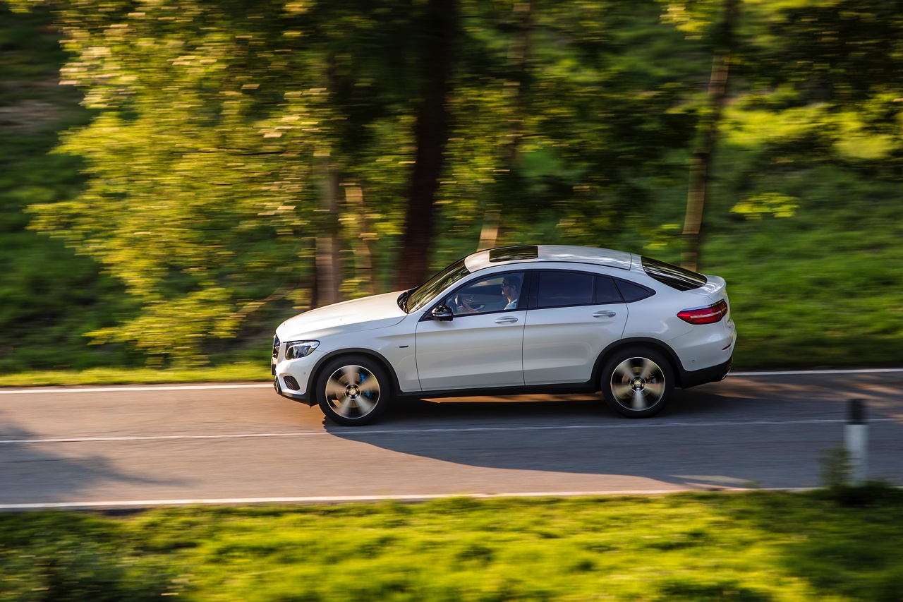 Autotest Mercedes GLC Coup, de sportiever ogende en dynamischer rijdende versie van de GLC SUV. We rijden de eerste kilometers met de GLC 250d, 350d en GLC 350e plug-in hybride.