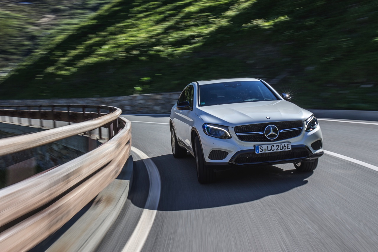 Autotest Mercedes GLC Coup, de sportiever ogende en dynamischer rijdende versie van de GLC SUV. We rijden de eerste kilometers met de GLC 250d, 350d en GLC 350e plug-in hybride.