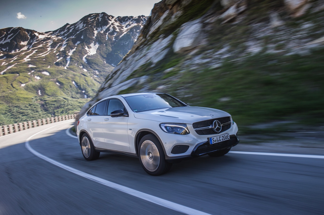Autotest Mercedes GLC Coup, de sportiever ogende en dynamischer rijdende versie van de GLC SUV. We rijden de eerste kilometers met de GLC 250d, 350d en GLC 350e plug-in hybride.