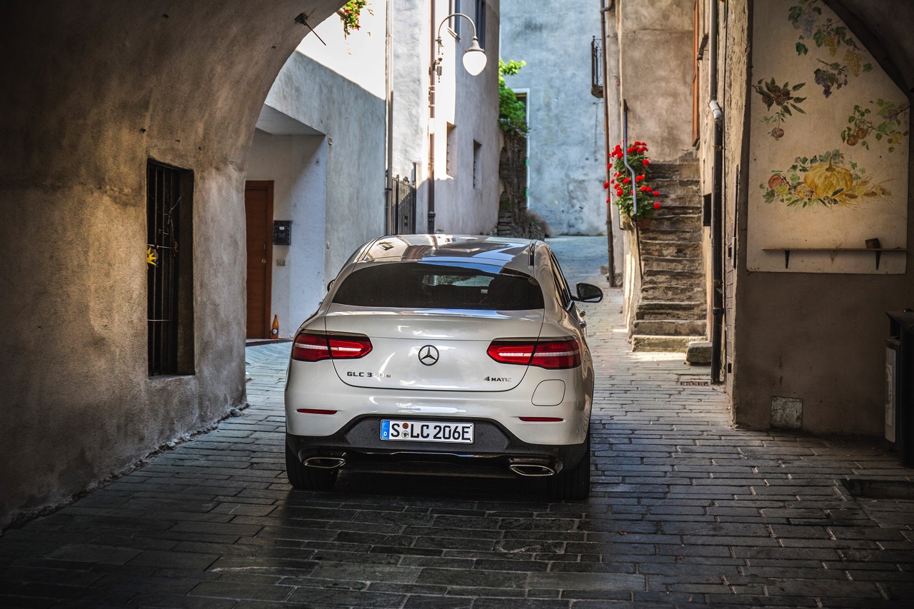 Autotest Mercedes GLC Coup, de sportiever ogende en dynamischer rijdende versie van de GLC SUV. We rijden de eerste kilometers met de GLC 250d, 350d en GLC 350e plug-in hybride.