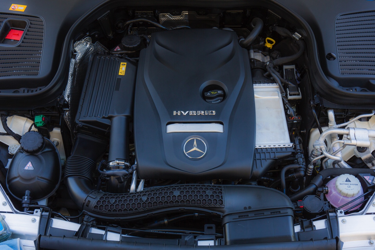 Autotest Mercedes GLC Coup, de sportiever ogende en dynamischer rijdende versie van de GLC SUV. We rijden de eerste kilometers met de GLC 250d, 350d en GLC 350e plug-in hybride.