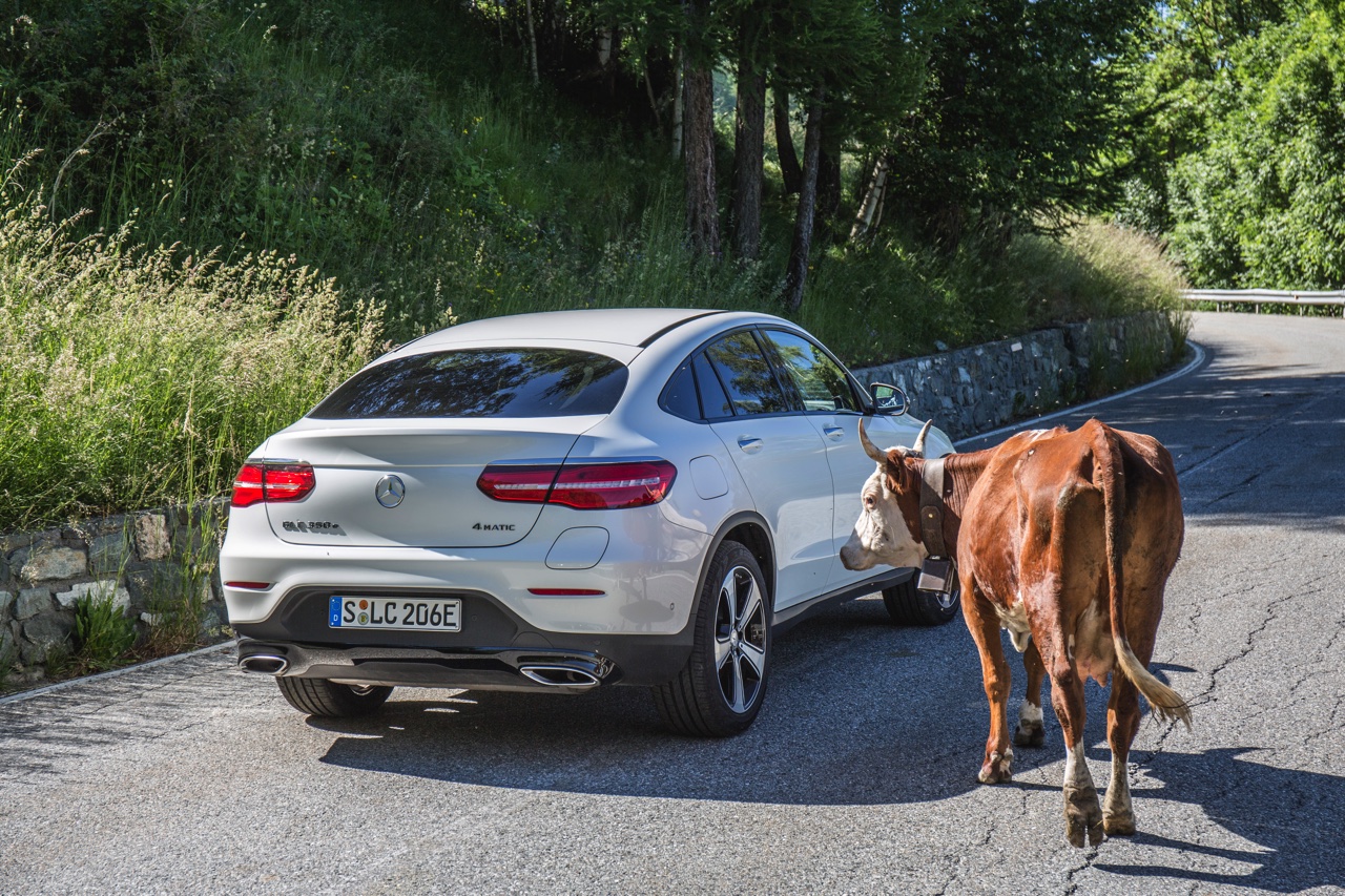 Autotest Mercedes GLC Coup, de sportiever ogende en dynamischer rijdende versie van de GLC SUV. We rijden de eerste kilometers met de GLC 250d, 350d en GLC 350e plug-in hybride.