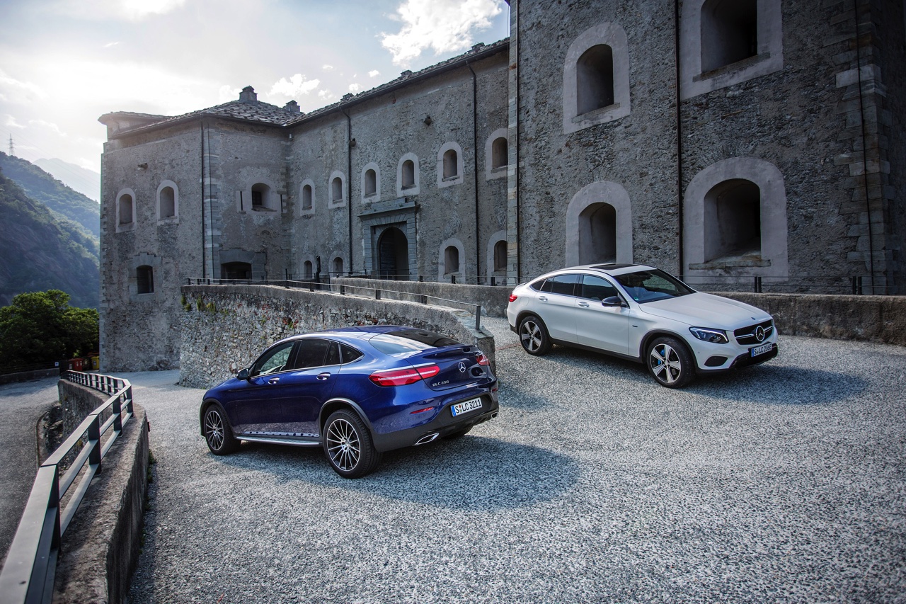 Autotest Mercedes GLC Coup, de sportiever ogende en dynamischer rijdende versie van de GLC SUV. We rijden de eerste kilometers met de GLC 250d, 350d en GLC 350e plug-in hybride.