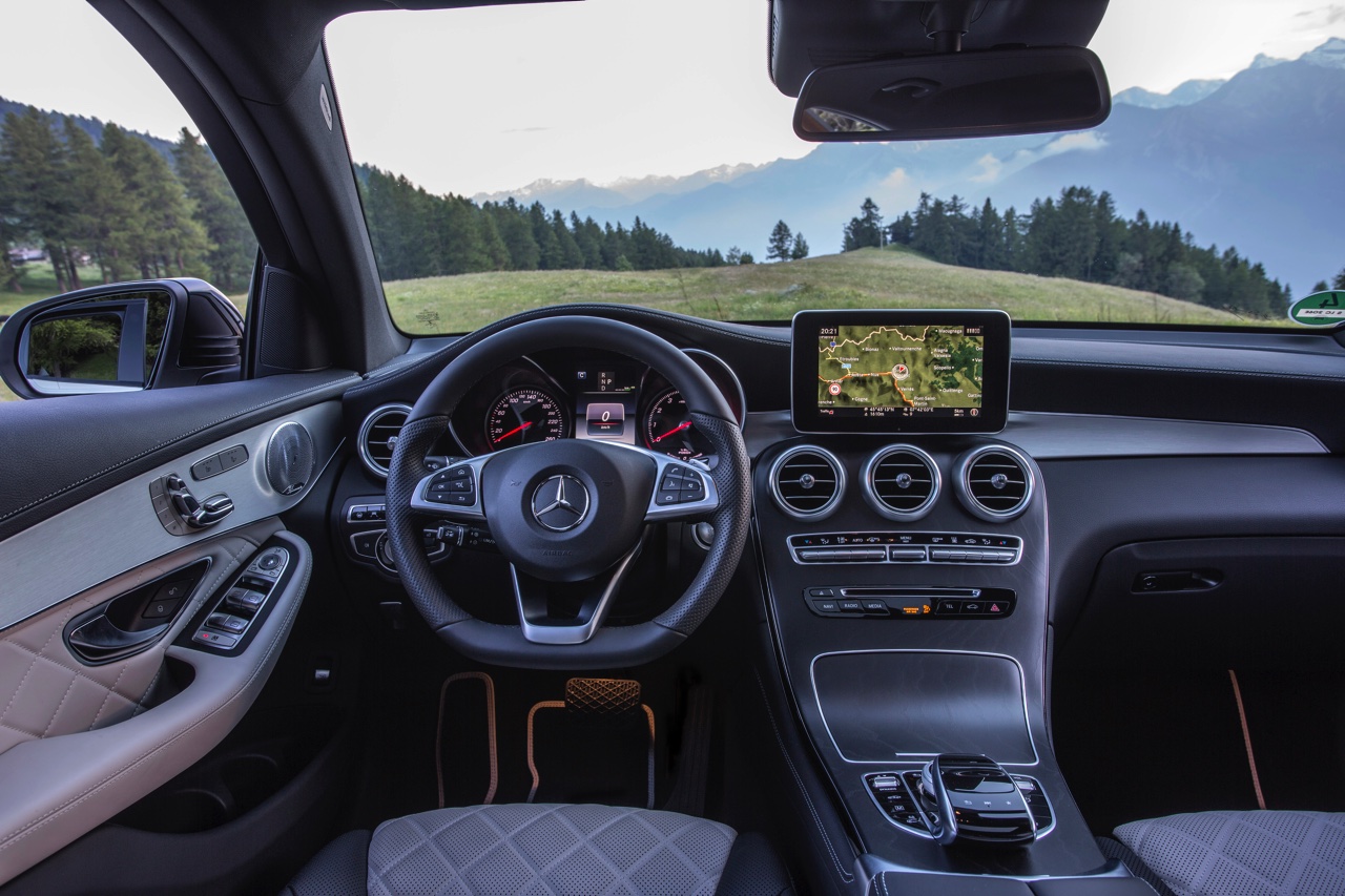 Autotest Mercedes GLC Coup, de sportiever ogende en dynamischer rijdende versie van de GLC SUV. We rijden de eerste kilometers met de GLC 250d, 350d en GLC 350e plug-in hybride.