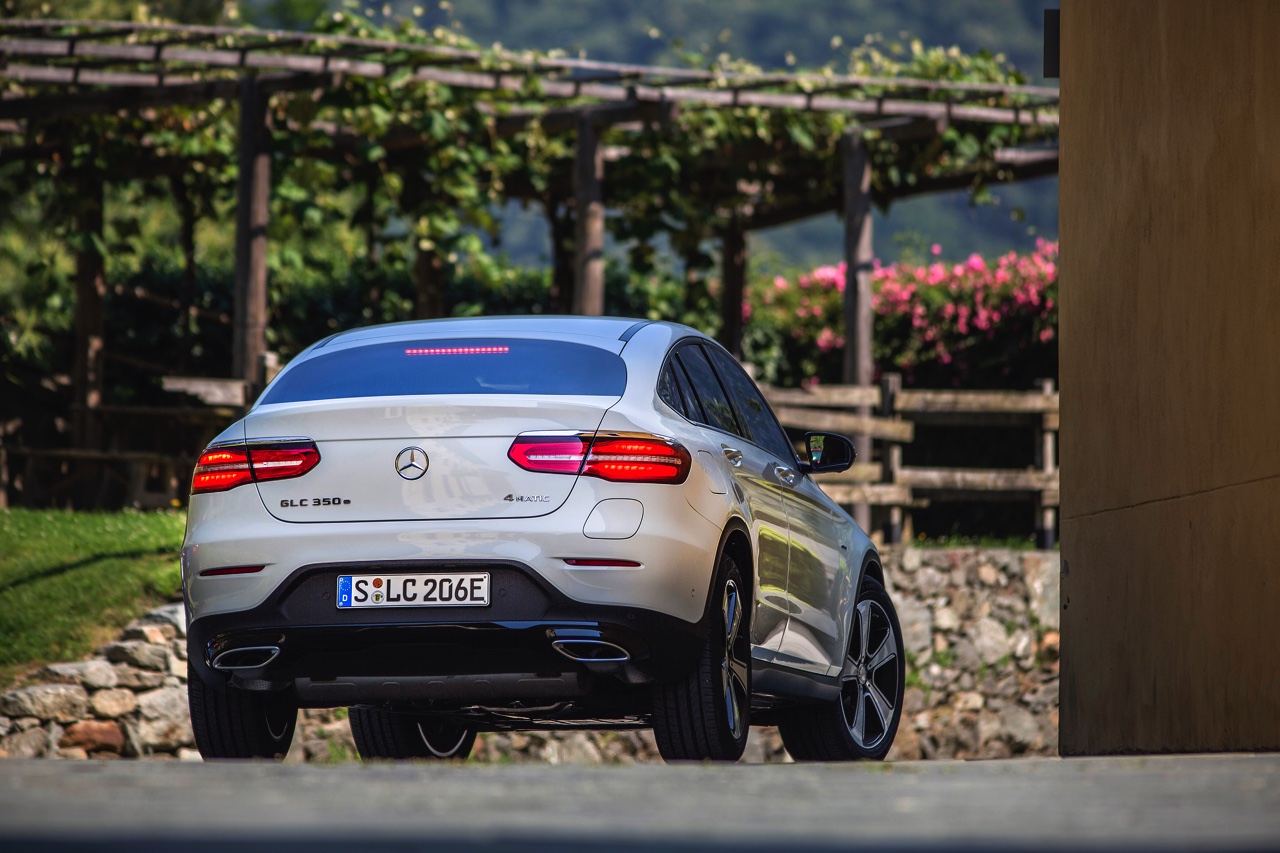 Autotest Mercedes GLC Coup, de sportiever ogende en dynamischer rijdende versie van de GLC SUV. We rijden de eerste kilometers met de GLC 250d, 350d en GLC 350e plug-in hybride.